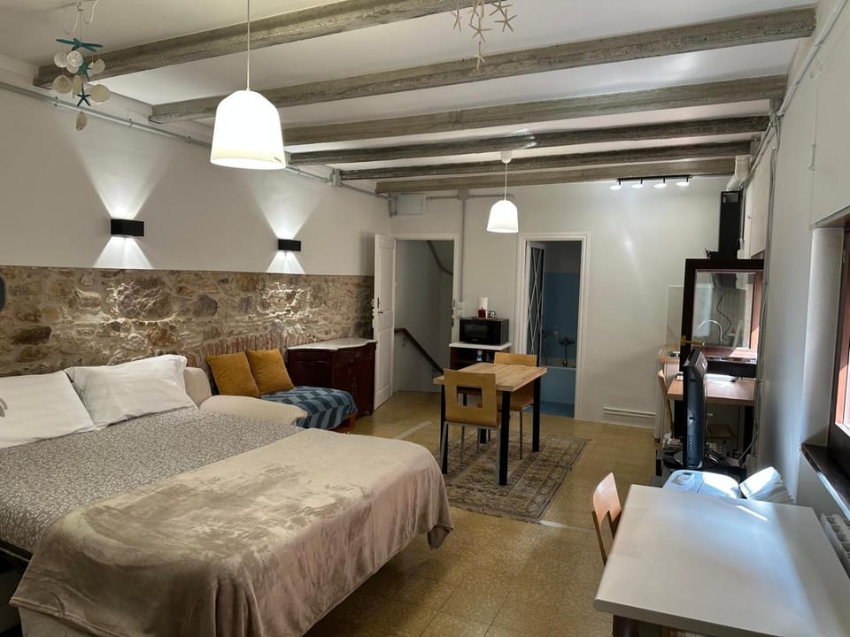 NOTARIA-Apartamento y Estudio en casco antiguo, al lado de playa, Rambla y Monasterio, con acceso a terraza ajardinada Apartment in Baix Empordà