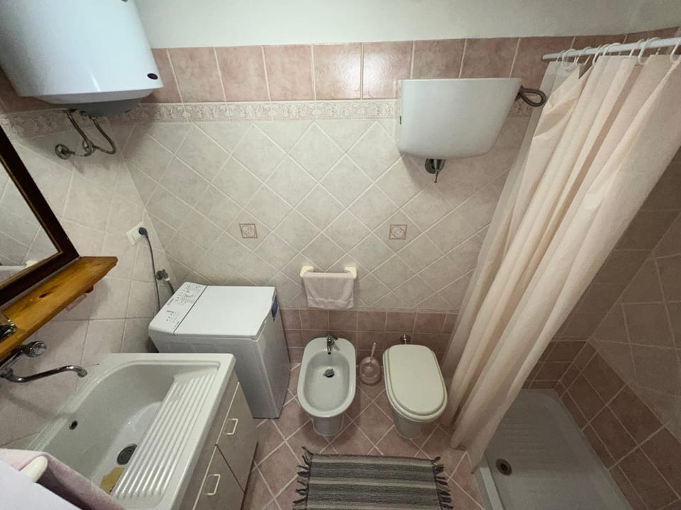 Shower, Toilet, Bathroom, bidet, towels
