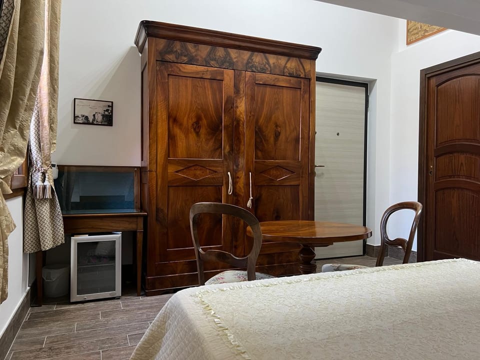 Photo of the whole room, Bedroom, wardrobe