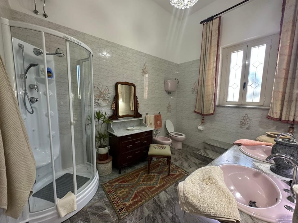 Shower, Toilet, Bathroom, towels