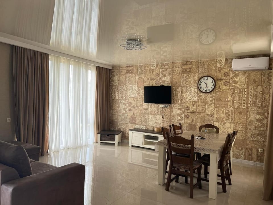 Property building, Communal lounge/ TV room, TV and multimedia, Living room, Seating area, Dining area, Evening entertainment, air conditioner