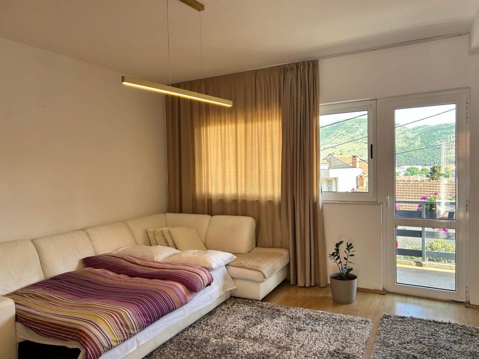 Bed, Natural landscape, Living room, Photo of the whole room, Seating area, Mountain view