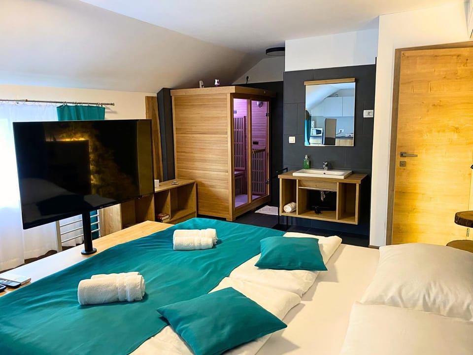 Bed, Sauna, TV and multimedia, Bedroom, hair dryier, towels, air conditioner