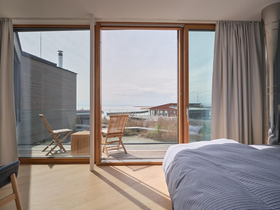 View (from property/room), Balcony/Terrace, Bedroom, Lake view