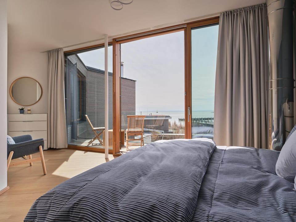Bedroom, Lake view