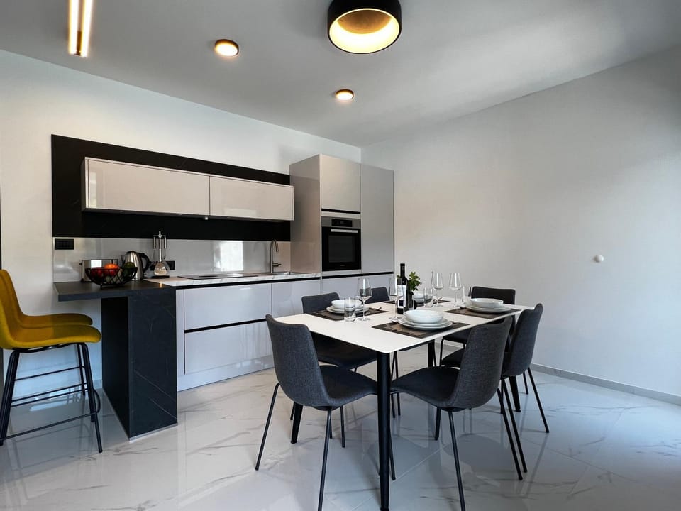 Coffee/tea facilities, Kitchen or kitchenette, Dining area, pet friendly, stove