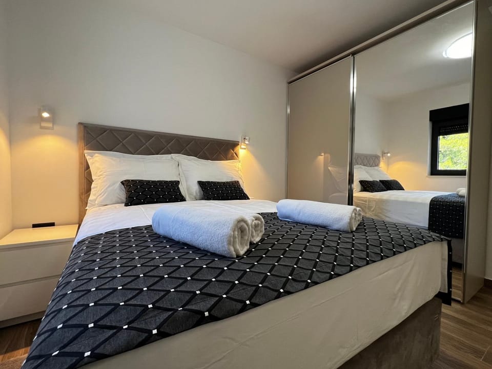 Bed, Bedroom, towels