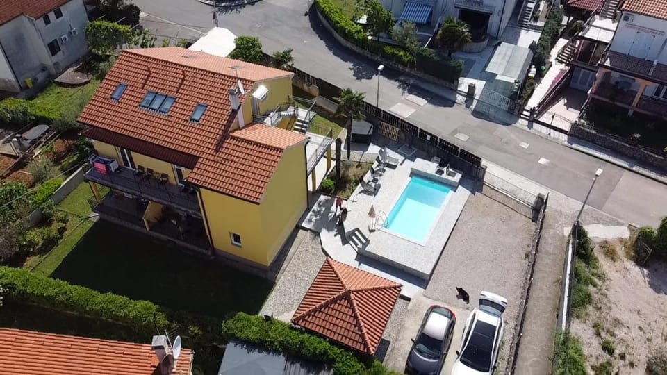 Property building, Bird's eye view, Street view, Swimming pool, Location, Parking