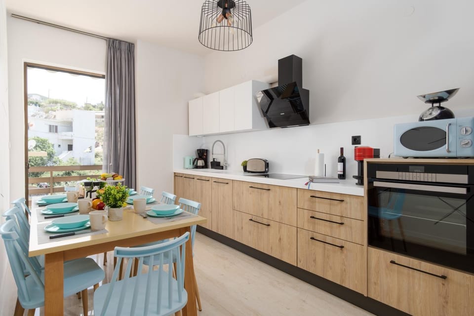 Coffee/tea facilities, Kitchen or kitchenette, Dining area, minibar, pet friendly, pet friendly, stove, stove, toaster, toaster