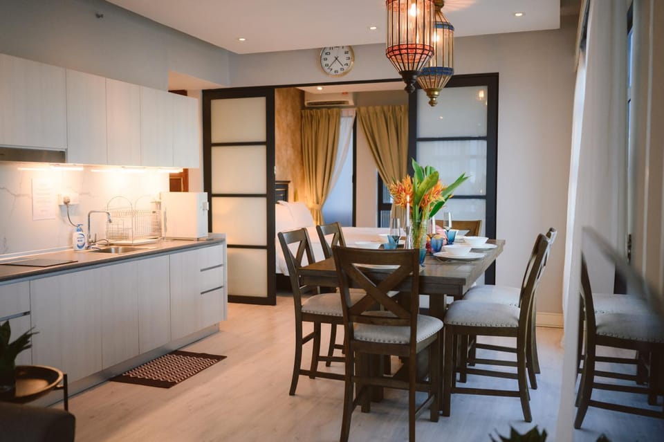Kitchen or kitchenette, Dining area