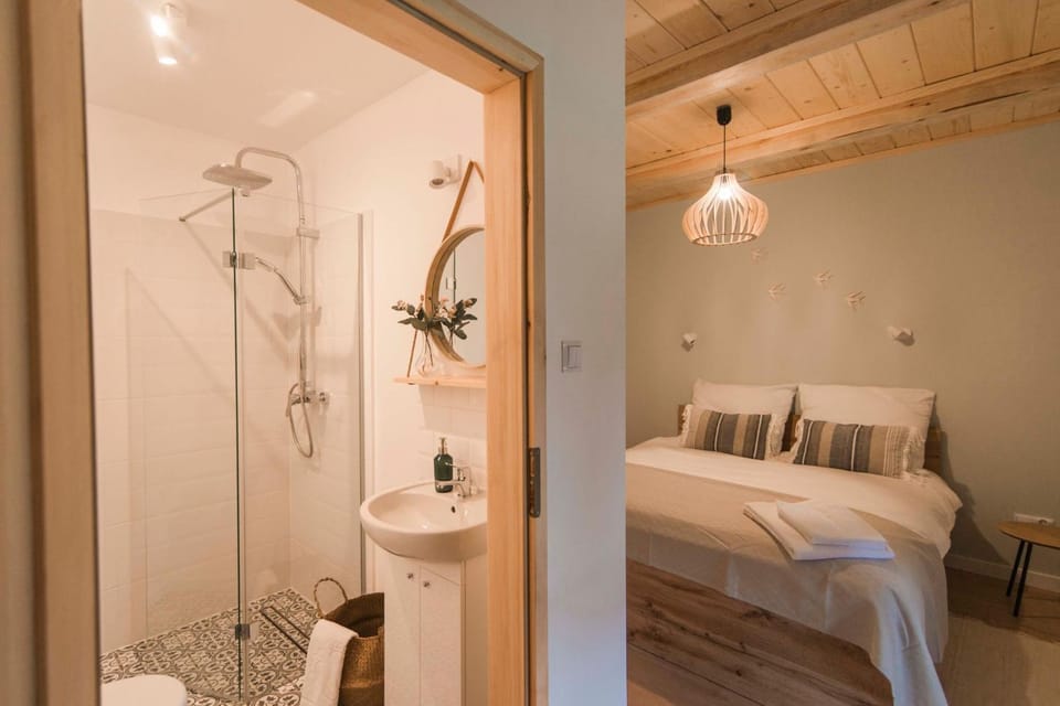 Bed, Bathroom, Photo of the whole room, Bedroom