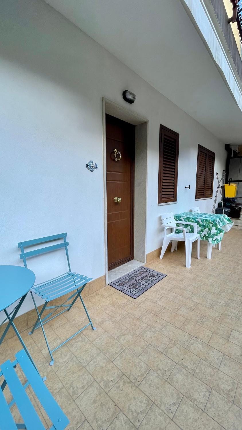 Facade/entrance, Balcony/Terrace