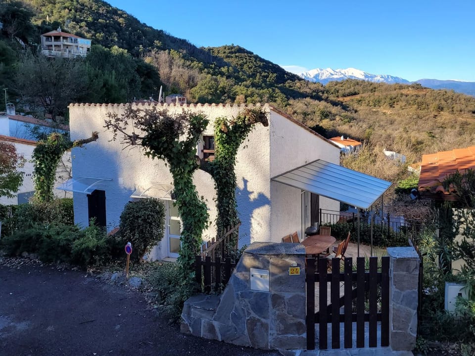 Property building, Balcony/Terrace, Garden view, Mountain view, Mountain view, Quiet street view