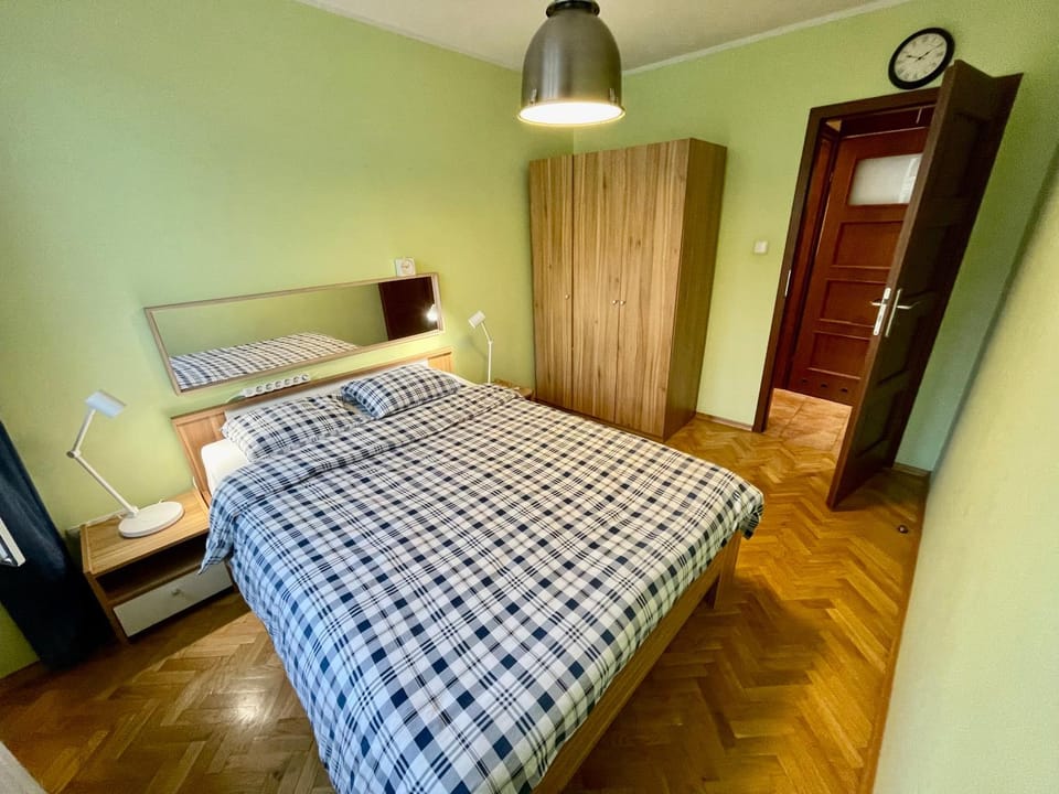 RAVEN metro fast WiFi 70’TV Netflix HBOmax AppleTV Apartment in Warsaw