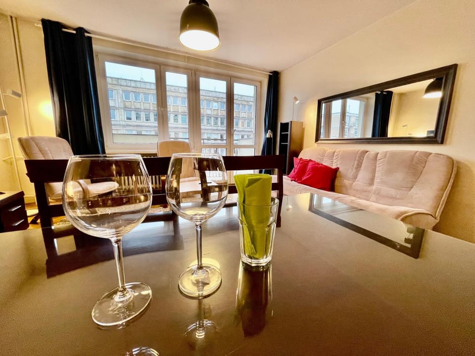 RAVEN metro fast WiFi 70’TV Netflix HBOmax AppleTV Apartment in Warsaw