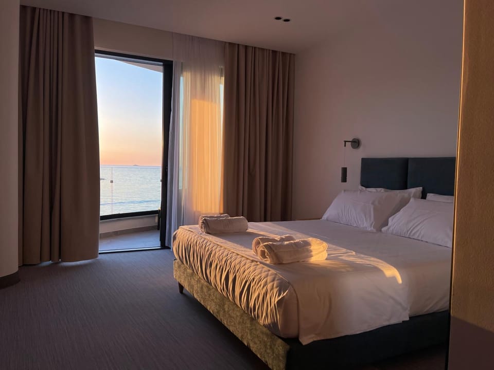 Bed, Bedroom, Sea view, towels