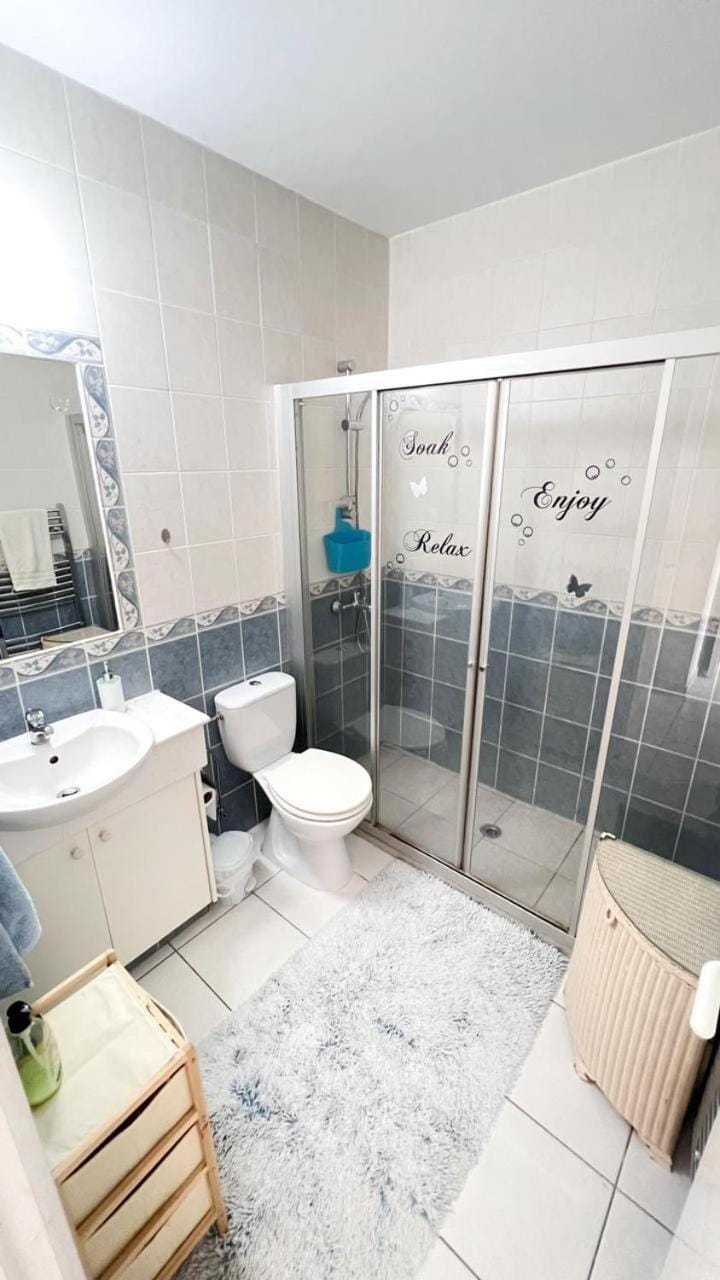 Shower, Toilet
