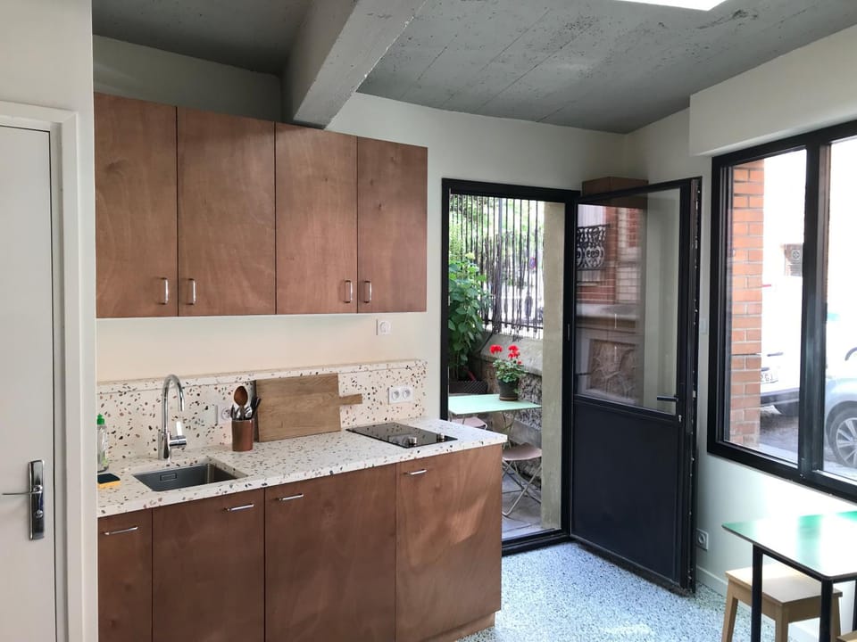 Kitchen or kitchenette, oven, stove, Internal: Not applicable to any particular room