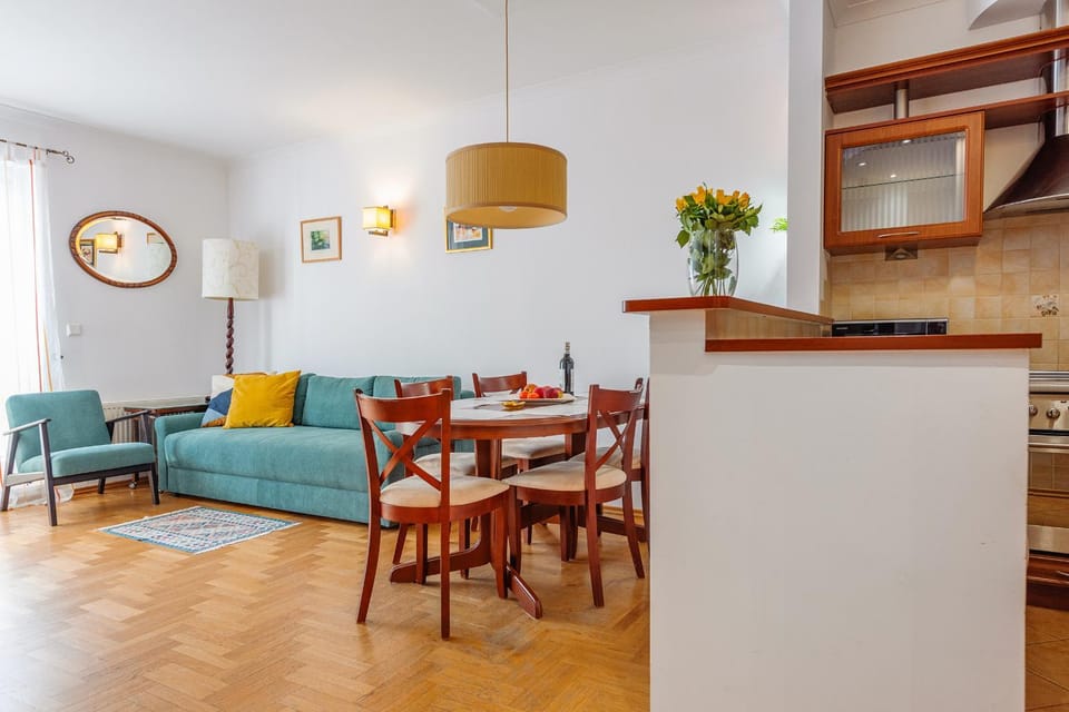 Kitchen or kitchenette, Living room, Seating area, Dining area