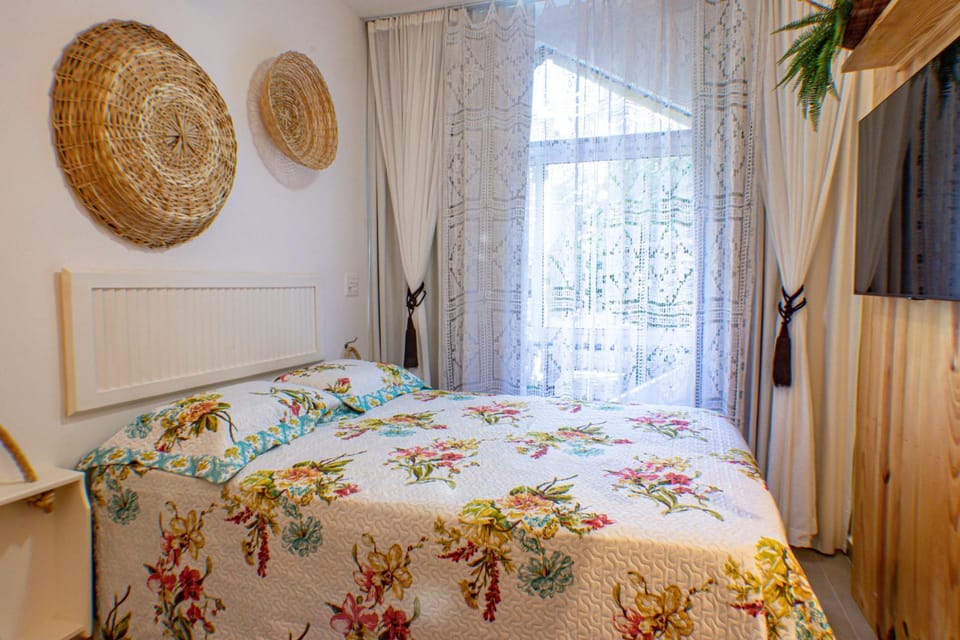 Bed, TV and multimedia, Photo of the whole room, Decorative detail, Bedroom