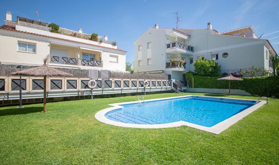 Property building, Garden, Swimming pool