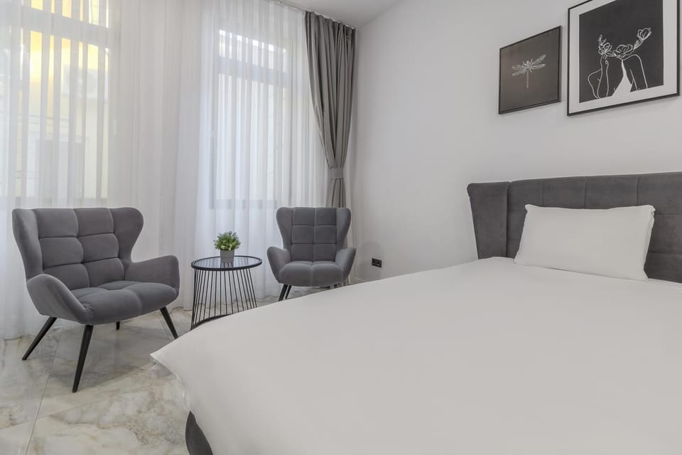 Bed, Photo of the whole room, Seating area, Bedroom