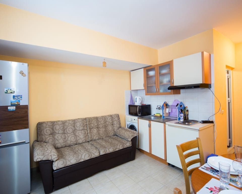 Kitchen or kitchenette, Seating area, Dining area