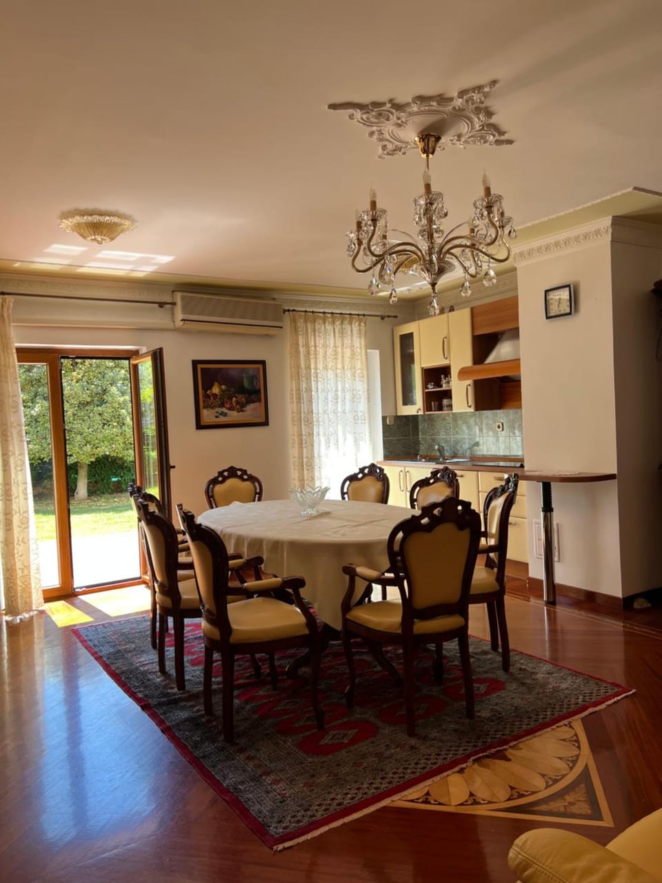 Kitchen or kitchenette, Dining area