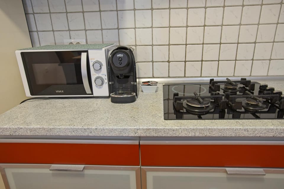 Kitchen or kitchenette, microwave, stove