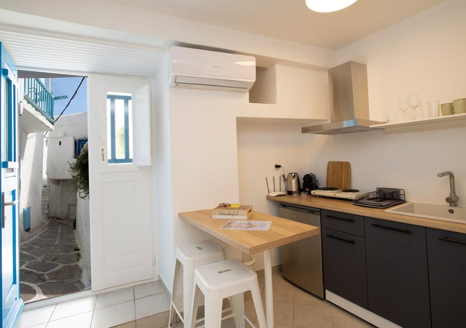 Coffee/tea facilities, Kitchen or kitchenette, Dining area, Street view, stove, toaster, kitchen