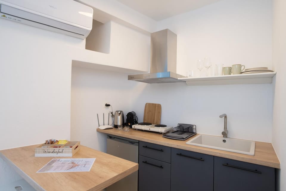 Coffee/tea facilities, Kitchen or kitchenette, Dining area, Breakfast, stove, toaster, kitchen