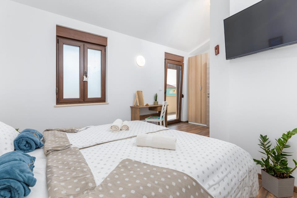 Bed, TV and multimedia, Bedroom