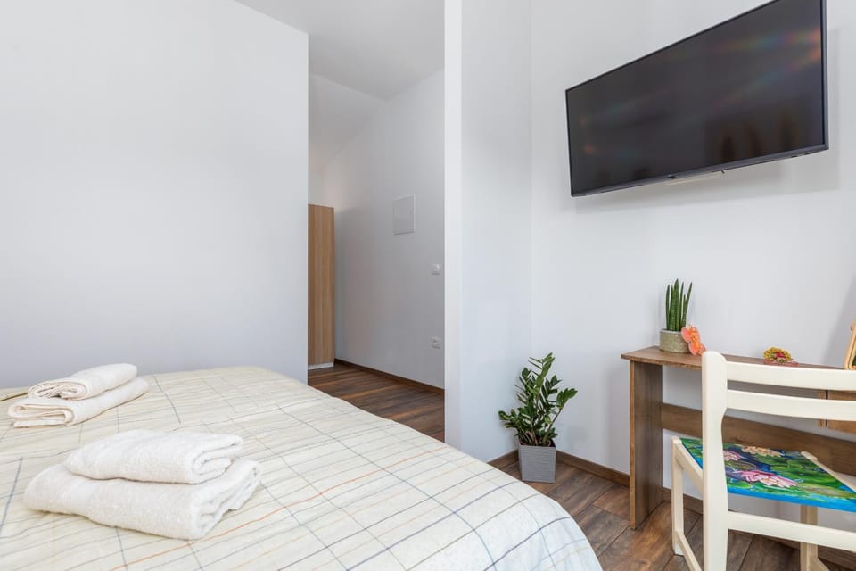 Bed, TV and multimedia, Bedroom
