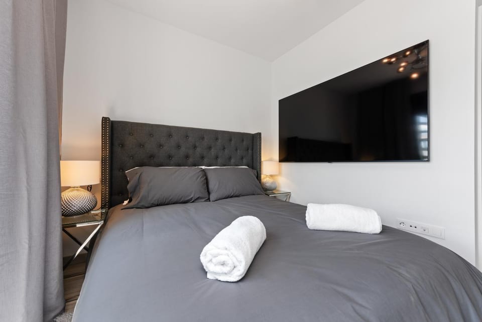 Bed, Photo of the whole room, Bedroom, towels