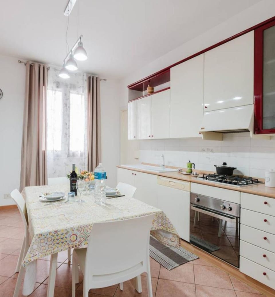 Kitchen or kitchenette, Dining area, dishwasher, minibar, stove