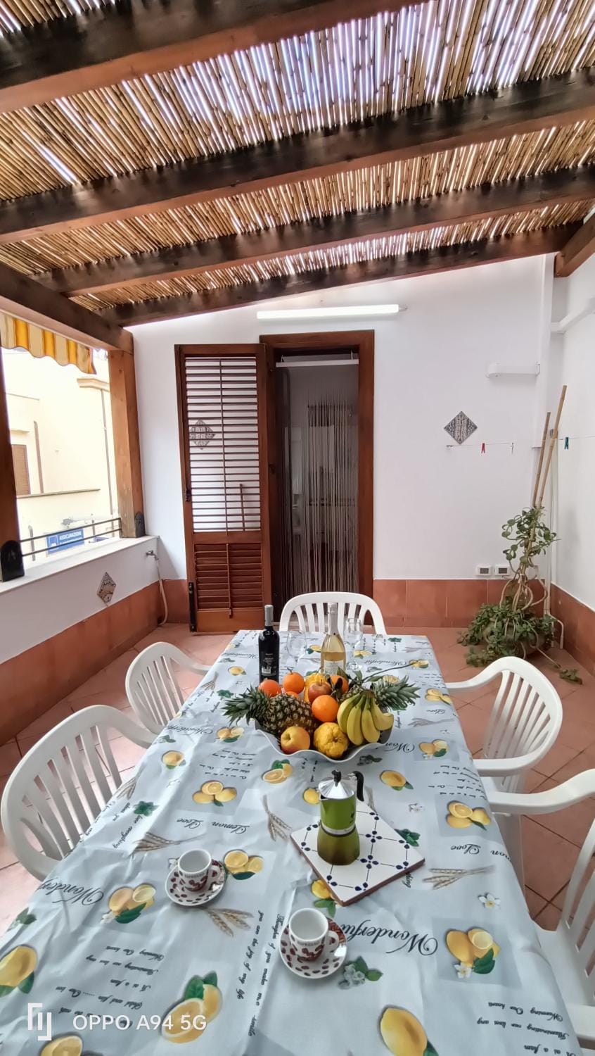 Food and drinks, Dining area, Food