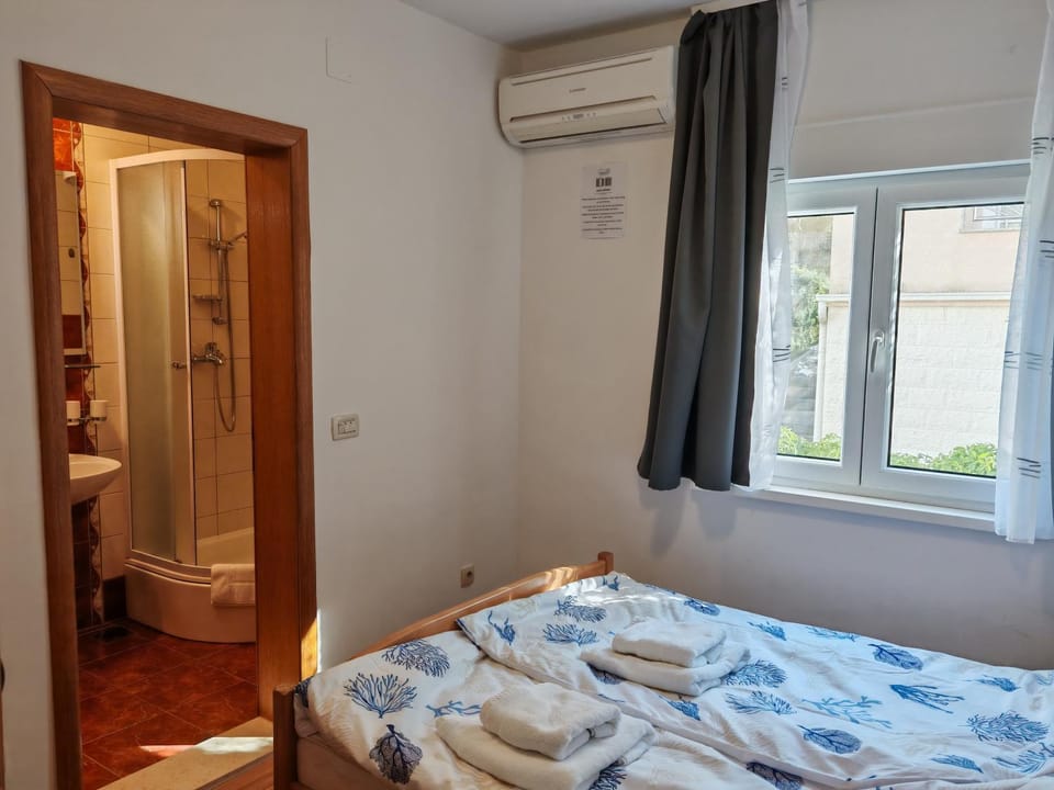 Bed, Bathroom, Bedroom, air conditioner