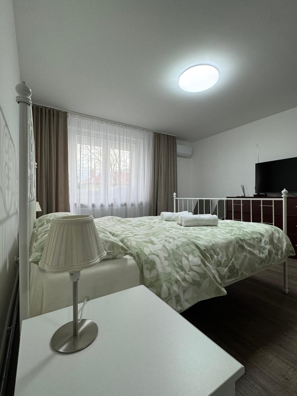 Bed, TV and multimedia, Bedroom