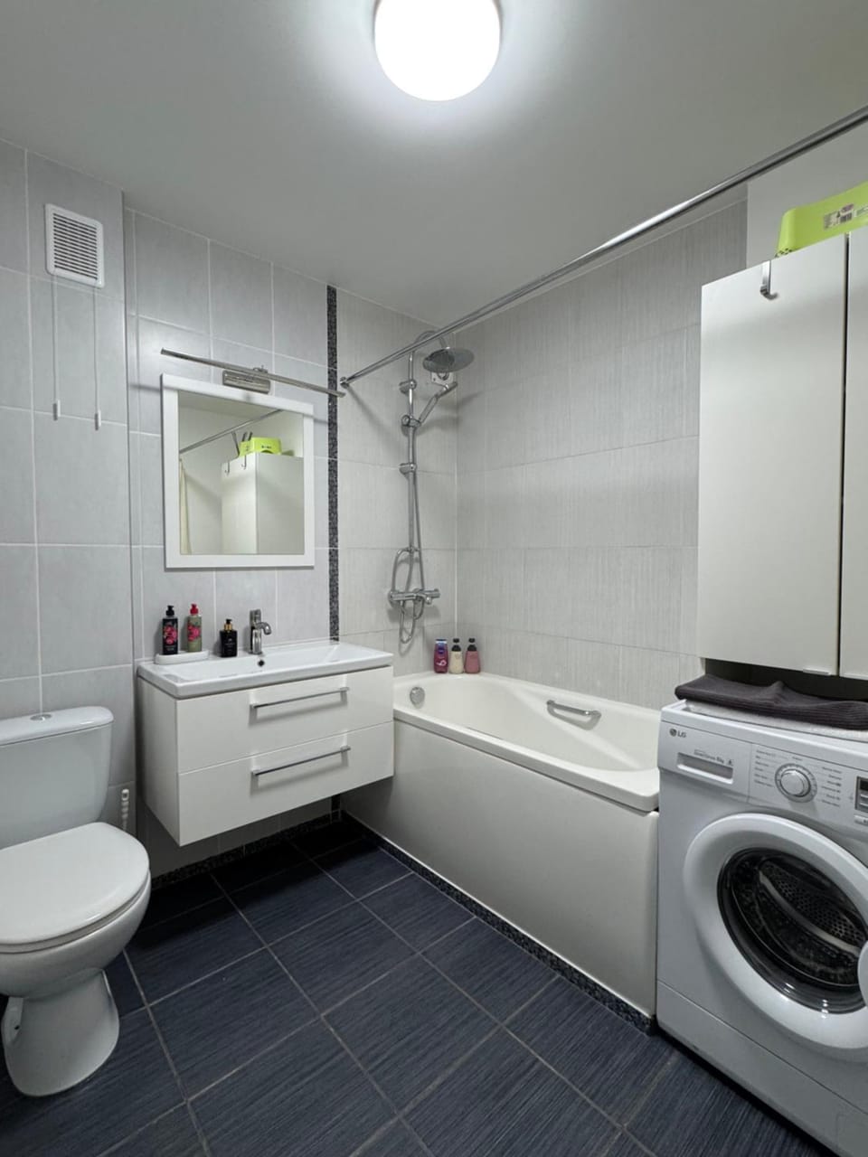 Bathroom, Bath, towels, washing machine