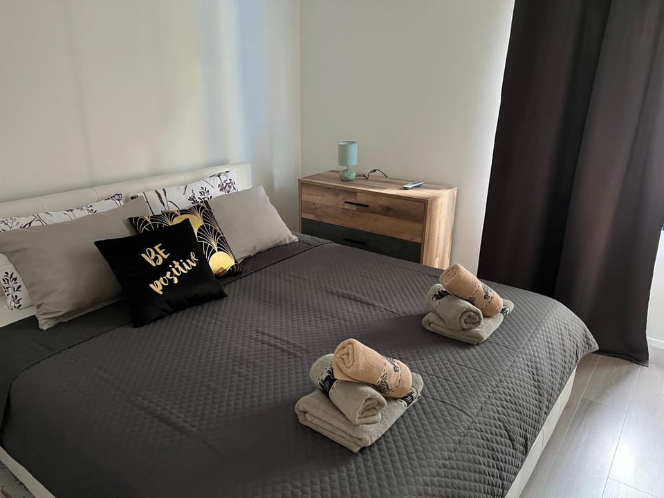 Bed, Bedroom, towels
