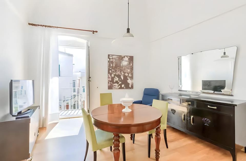 TV and multimedia, Living room, Seating area, Dining area