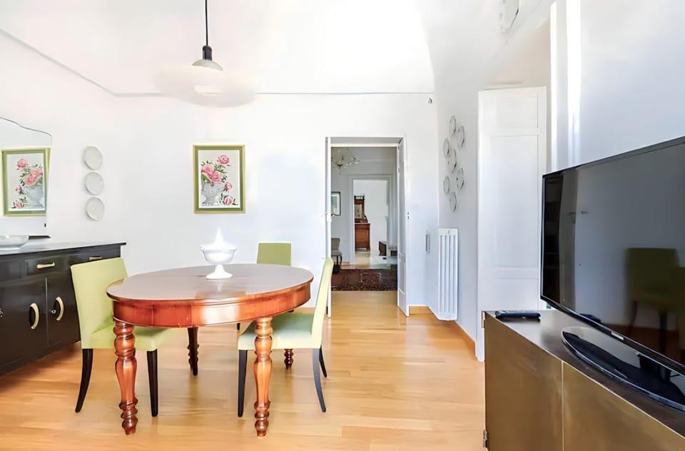TV and multimedia, Living room, Seating area, Dining area