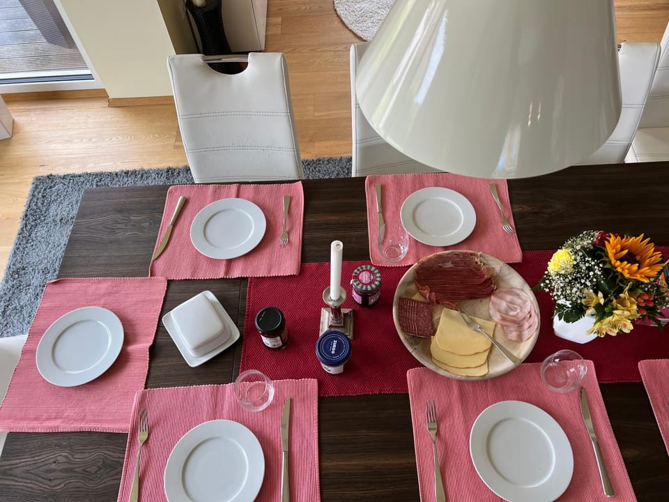 Restaurant/places to eat, Food and drinks, Dining area, Food, Breakfast, Buffet breakfast