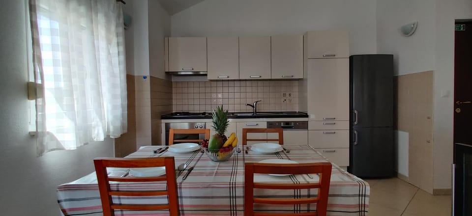 Kitchen or kitchenette, Dining area, pet friendly, stove