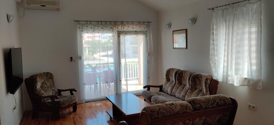 TV and multimedia, Living room, Seating area, air conditioner