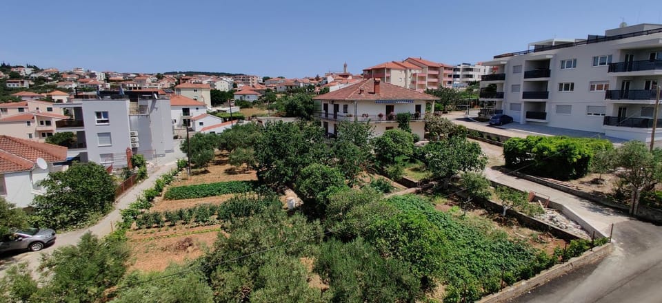 Day, Neighbourhood, Natural landscape, City view, Location