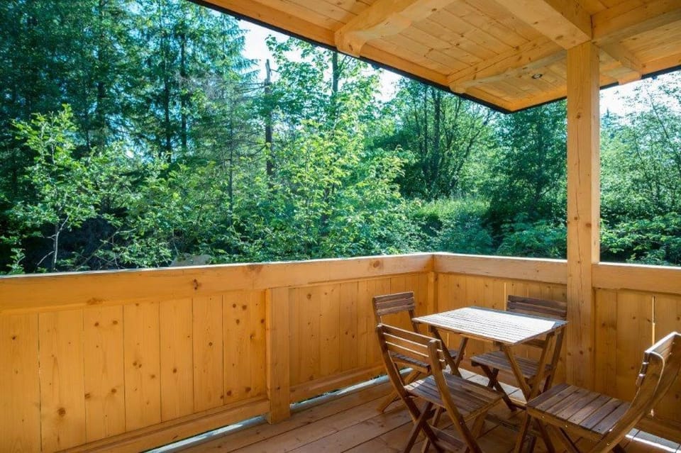 Property building, Natural landscape, BBQ facilities, Balcony/Terrace, Seating area, pet friendly