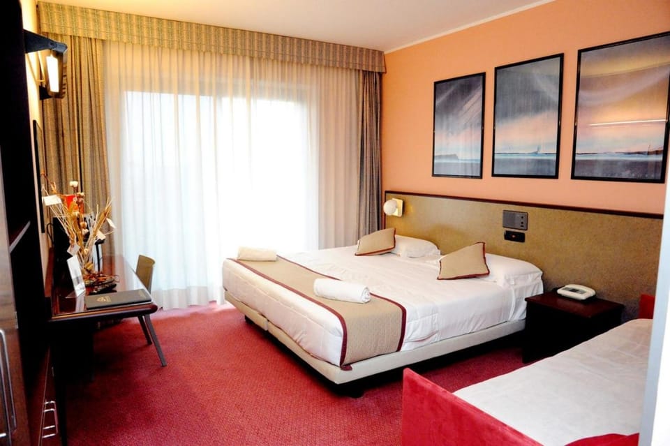Bed, Photo of the whole room, Decorative detail, Bedroom