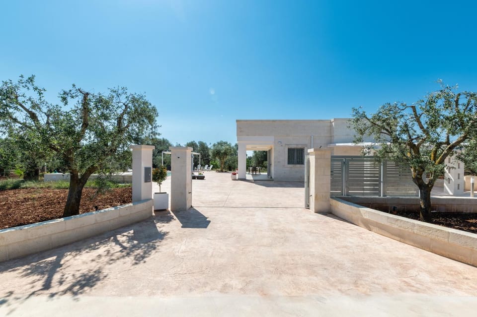 Property building, Facade/entrance, Garden