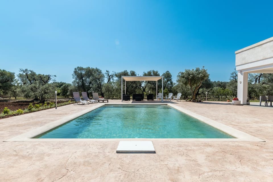 Swimming pool, sunbed